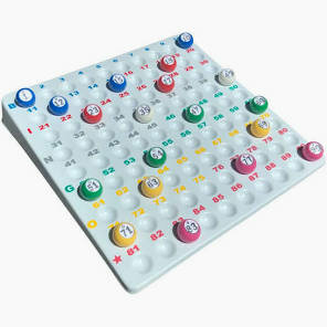 Bingomolen met grote bingoballen en controlebord